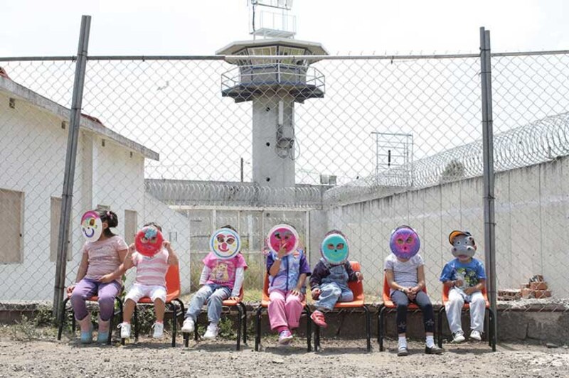 Niños jugando en una prisión
