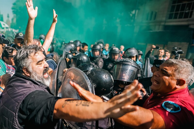 Enfrentamientos entre manifestantes y policías durante una protesta