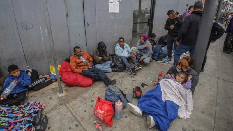Migrantes esperan en la frontera