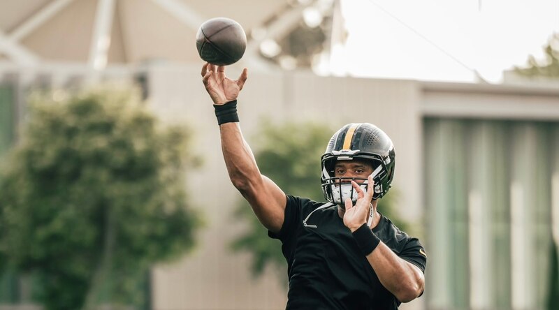 El mariscal de campo de los Steelers de Pittsburgh, Dwayne Haskins, lanza un pase durante el entrenamiento.