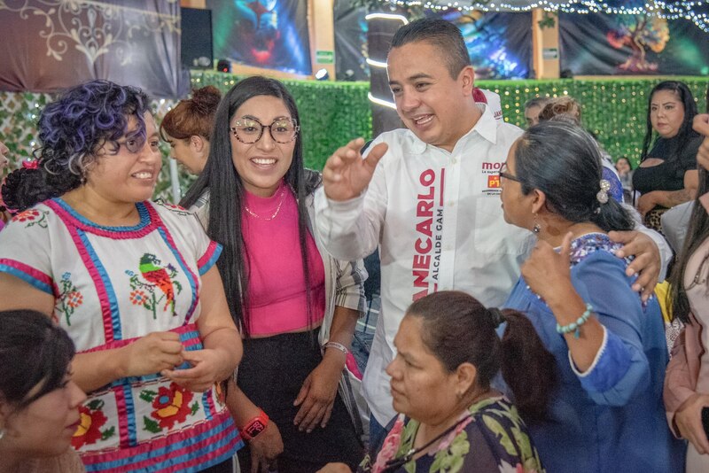 El candidato a la alcaldía de Nezahualcóyotl, Juan Zepeda, dialoga con mujeres durante un evento de campaña.