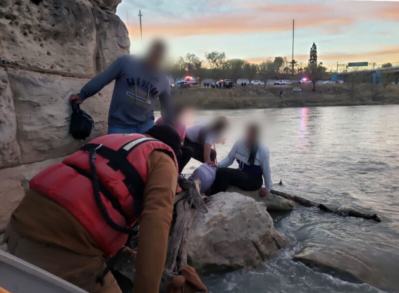 Rescate de migrantes en el Río Bravo