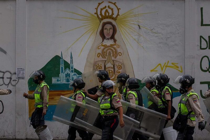 La policía antidisturbios se enfrenta a los manifestantes en Colombia