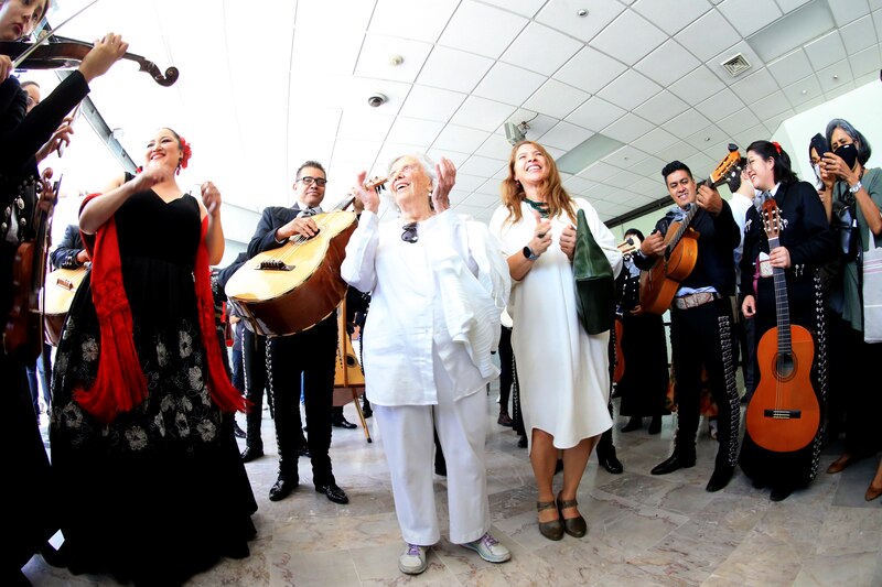 Mariachi tocando en una fiesta