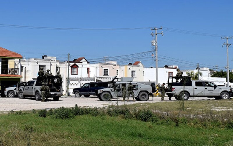 Militares mexicanos en un operativo en una zona urbana