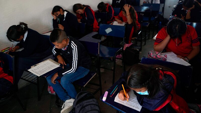 Niños en el aula tomando un examen
