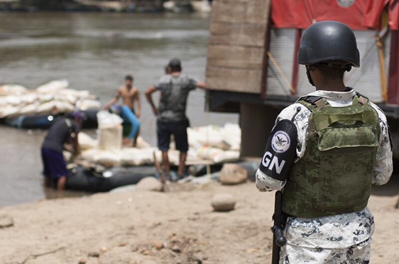 Guardia Nacional mexicana detiene a migrantes en la frontera con Guatemala