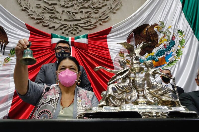 Imagen de la presidenta de la Cámara de Diputados, Dulce María Sauri Riancho, tocando la campana en el inicio de la sesión en la que se aprobó la Ley de Ingresos de la Federación para el ejercicio fiscal 2022