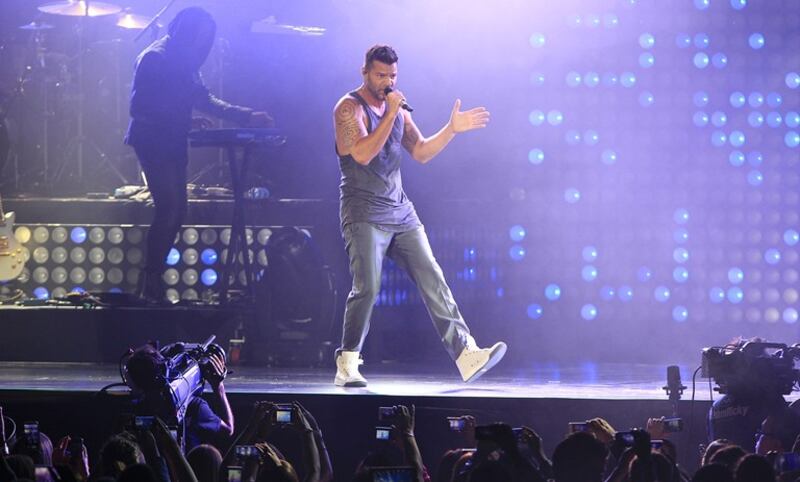 Enrique Iglesias cantando en concierto