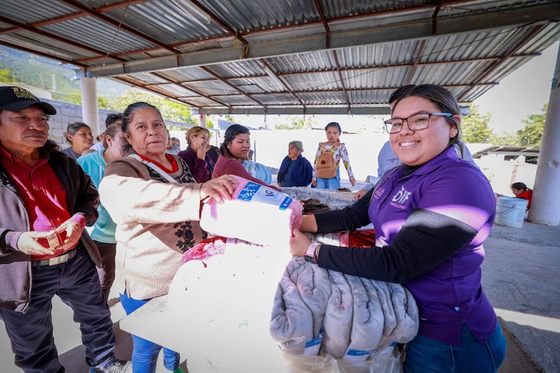 DIF Tamaulipas La entrega de cobijas y canastas alimentarias en comunidades prioritarias del estado, con más de 5 mil apoyos distribuidos para ayudar a las familias a sobrellevar las bajas temperaturas
