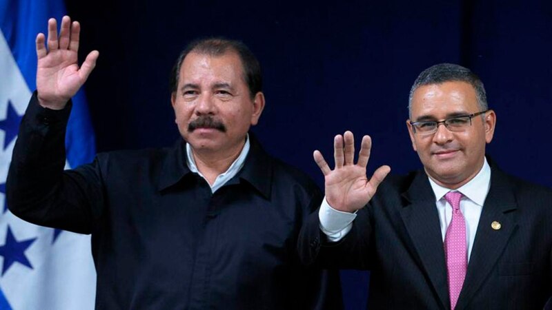 Presidente electo de Nicaragua saluda a sus simpatizantes