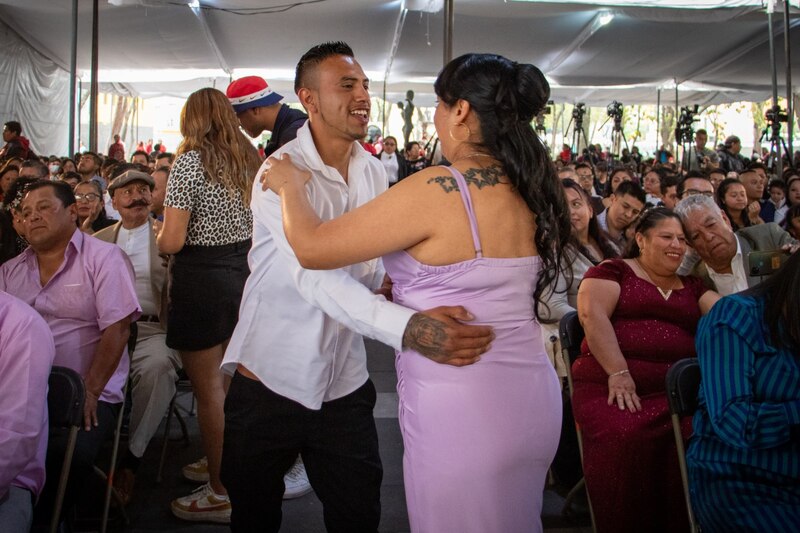 Pareja bailando en una fiesta