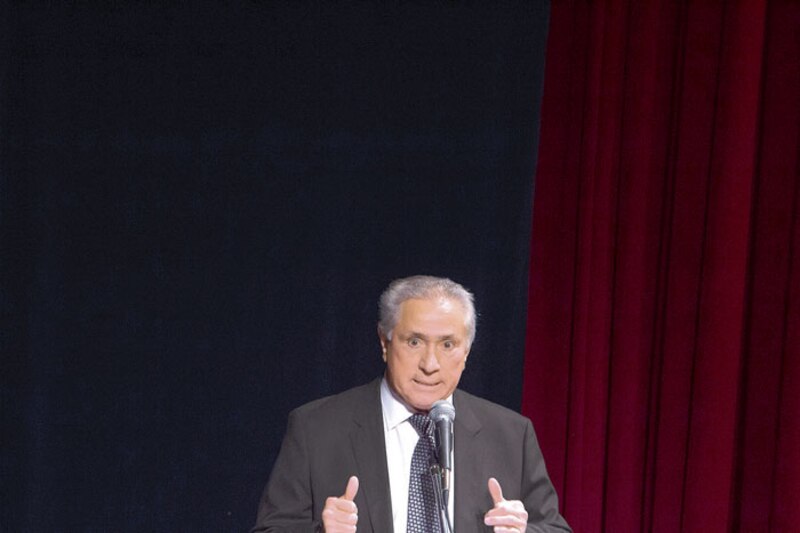 El político da un discurso ante el público.
