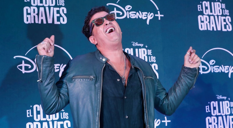 El actor mexicano Omar Chaparro en la alfombra roja de la premier de la serie "El Club de los Graves" de Disney+.