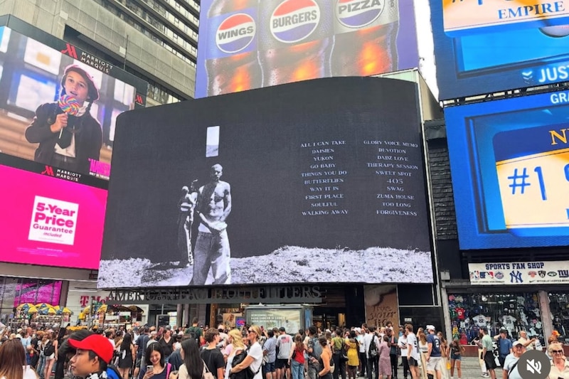 Justin Bieber estrenará álbum este 11 de julio. La lista de canciones de su próxima producción discográfica se pudo ver en la quinta avenida de Nueva York este jueves.