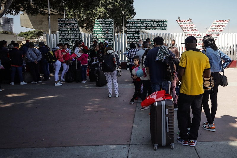 Migrantes esperan en la frontera para cruzar a Estados Unidos