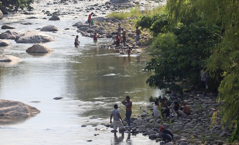 Jóvenes se refrescan en el río