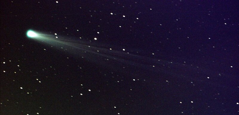 ¡Un cometa verde brillante en el cielo nocturno!