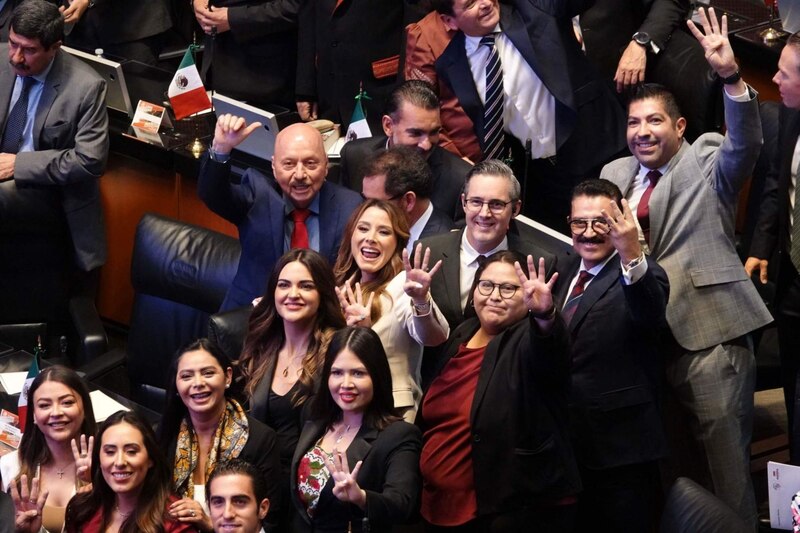 Diputados mexicanos celebran la aprobación de una nueva ley