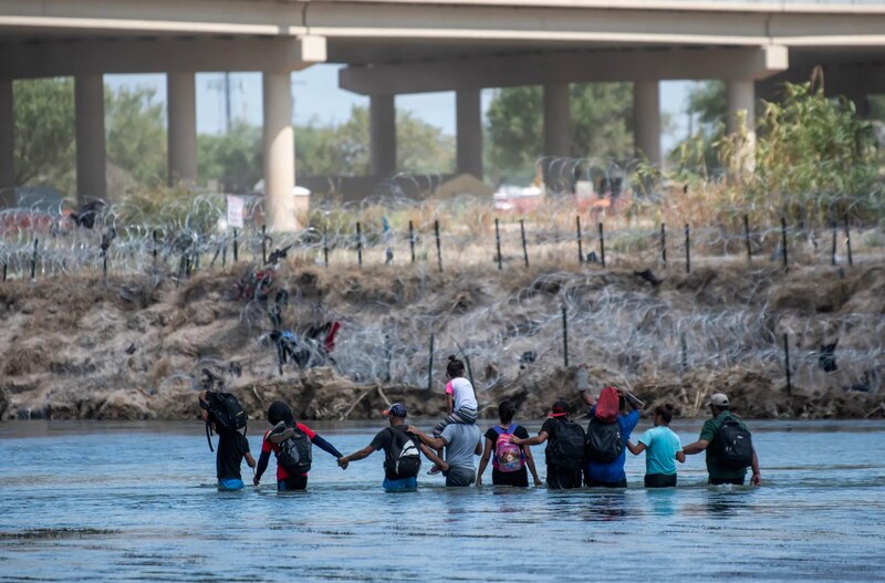 Migrantes cruzan el río Bravo hacia Estados Unidos