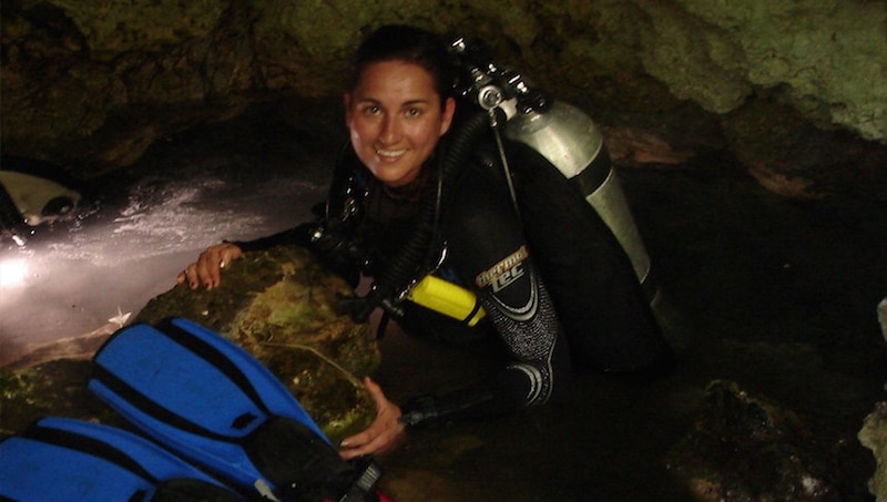 Mujer buceando en una cueva