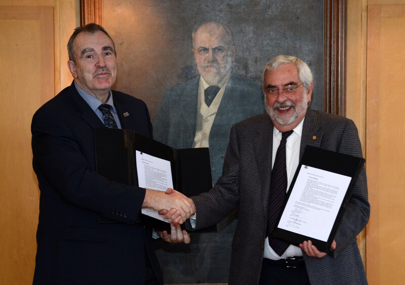 Firma de un convenio de colaboración entre la Universidad de Alicante y la Universidad Miguel Hernández