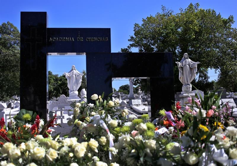 Monumento funerario con una cruz y dos estatuas de Jesús