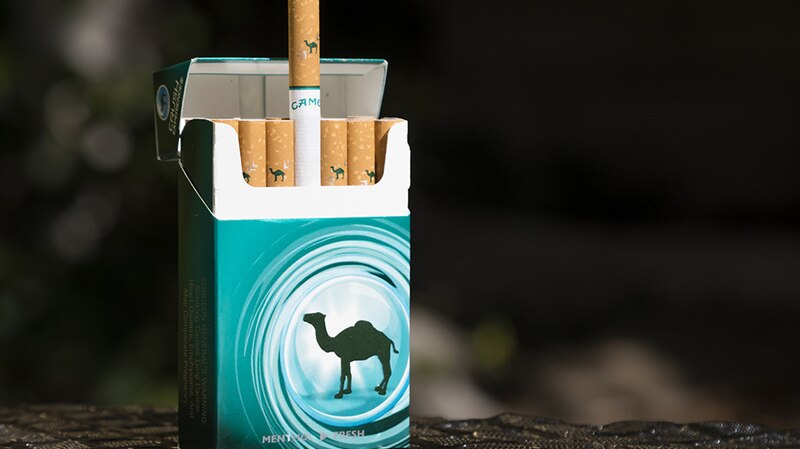 Paquete de cigarrillos Camel