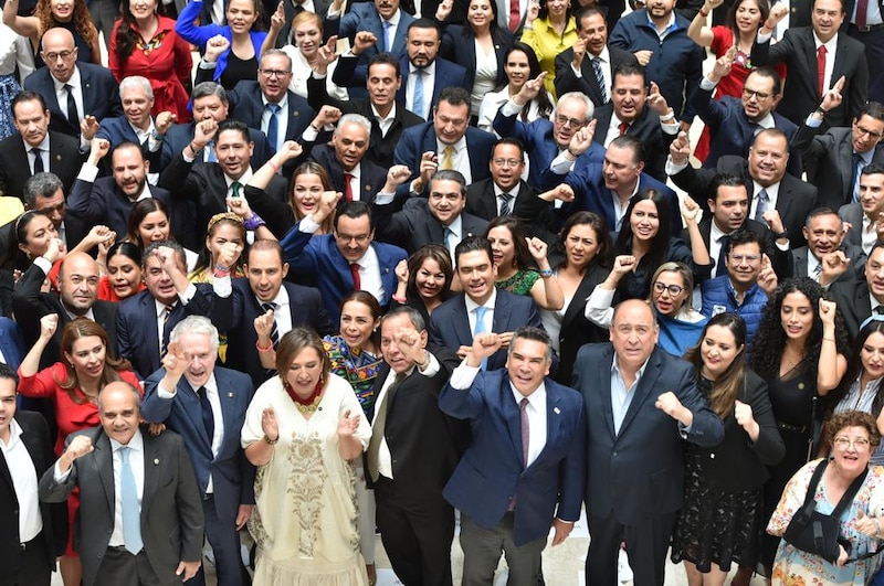 Políticos mexicanos celebran el triunfo de su partido en las elecciones