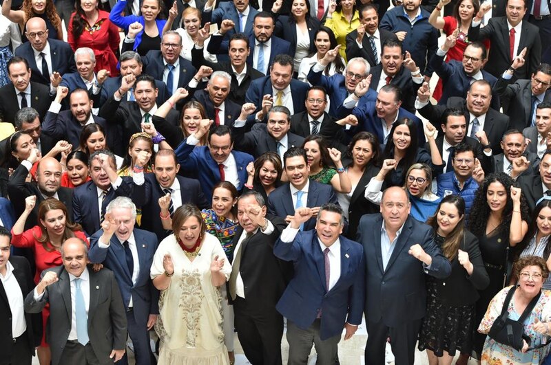 Políticos mexicanos celebran el triunfo de su partido en las elecciones