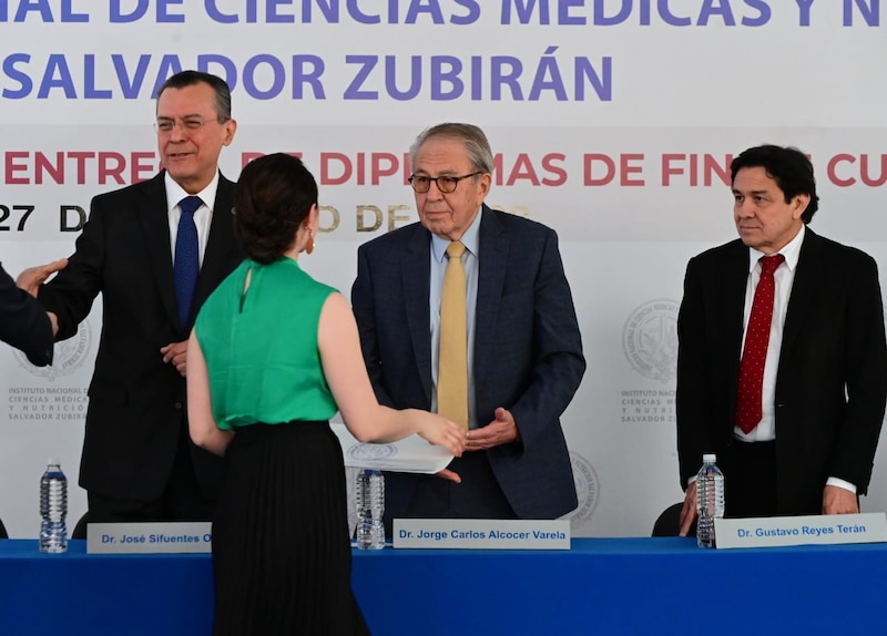 Entrega de diplomas a los nuevos doctores del Instituto Nacional de Ciencias Médicas y Nutrición Salvador Zubirán.