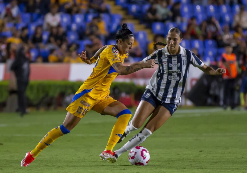 Jennifer Hermoso de Tigres Femenil, se disputa el balón con Myra Delgadillo de las Rayadas del Monterrey, en el estadio Universitario, partido correspondiente al a vuelta de Campeón de Campeonas 2024.