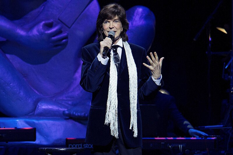El cantante español Camilo Sesto actúa en concierto.