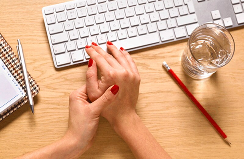 Cómo aliviar el dolor de manos y muñecas por el uso del teclado