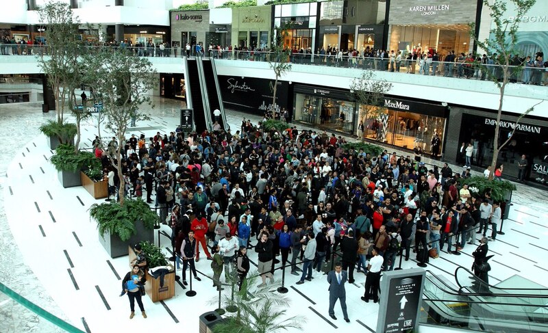 Centro comercial lleno de gente