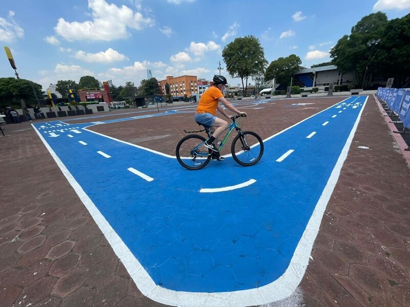 Ciclista en una ciclovía