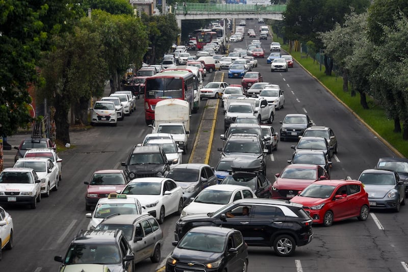 Taxistas del Valle de Toluca se manifestaron en la Secretaría de Movilidad estatal, bloqueando los carriles de baja y alta velocidad de Paseo Tollocan con dirección a Zinacantepec, exigieron la destitución del Director de Movilidad de la Zona 1.