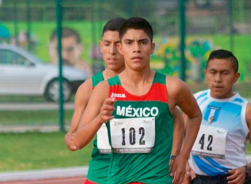 Atletas mexicanos corriendo en una pista