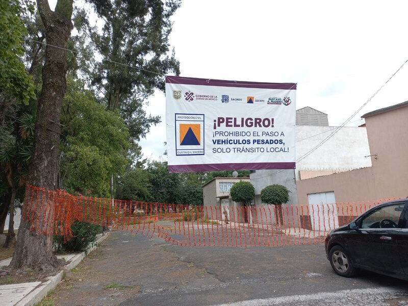 Señal de advertencia de peligro en una calle de la Ciudad de México