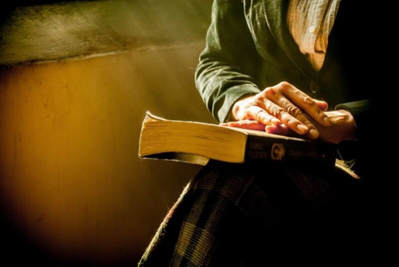 Mujer leyendo la Biblia