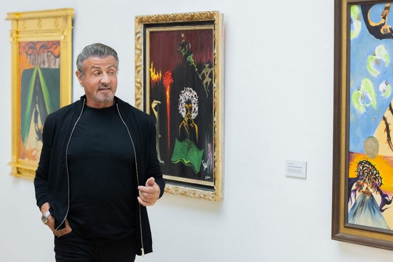 Sylvester Stallone mirando una pintura