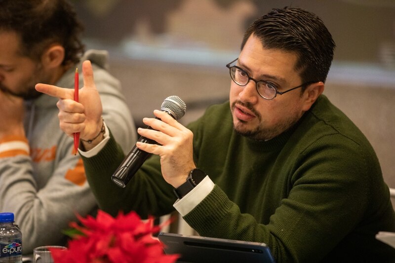 Un hombre en una conferencia