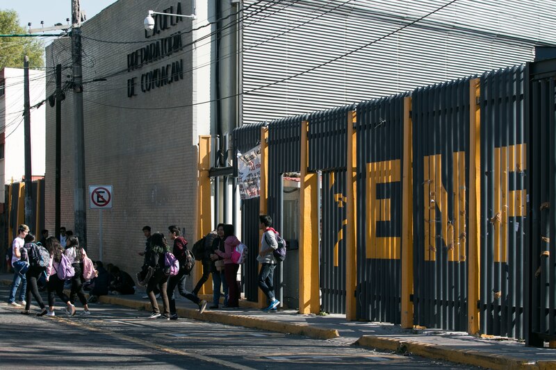 Estudiantes de la Universidad Autónoma de la Ciudad de México (UACM) protestan contra el aumento de las cuotas escolares en la Ciudad de México.