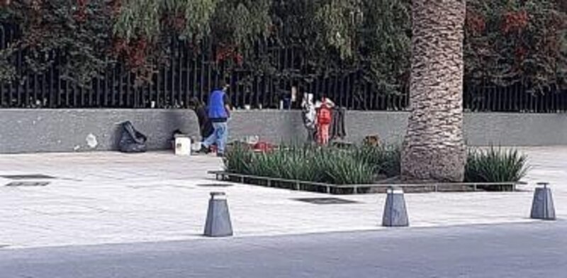 Mujer indigente sentada en la calle