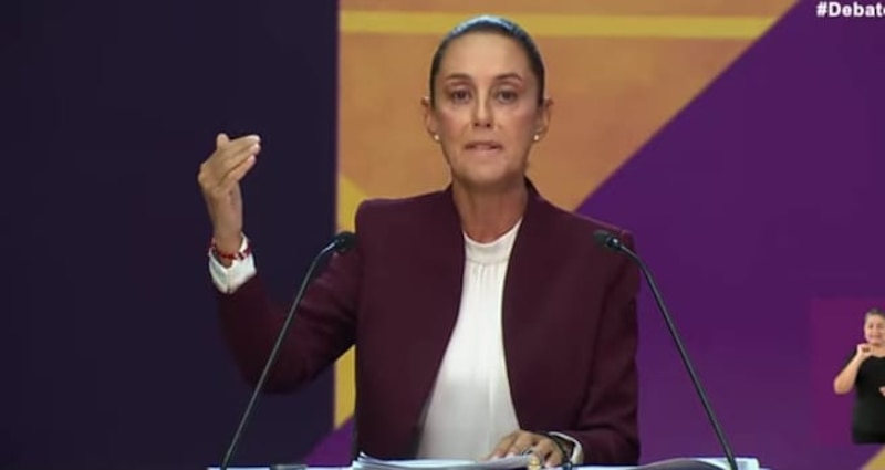 La candidata presidencial colombiana Ingrid Betancourt habla en un debate.