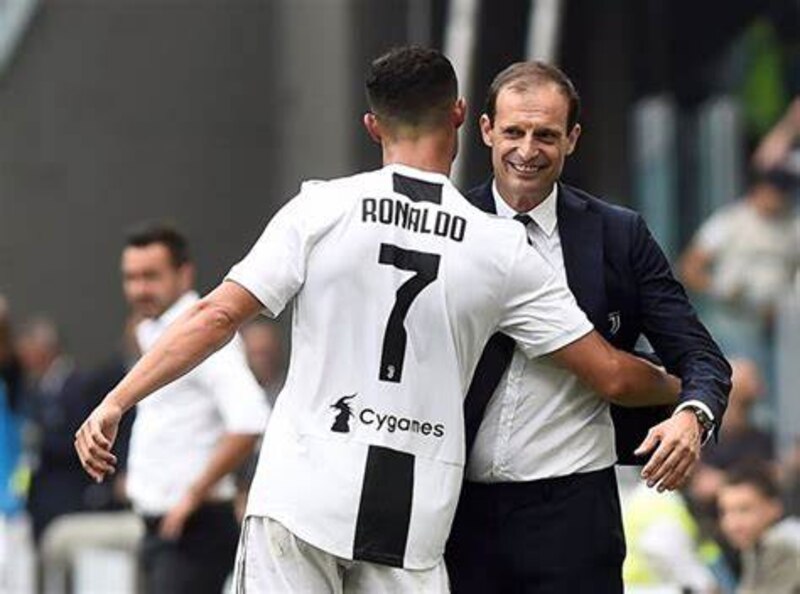Cristiano Ronaldo y Massimiliano Allegri celebran la victoria de la Juventus