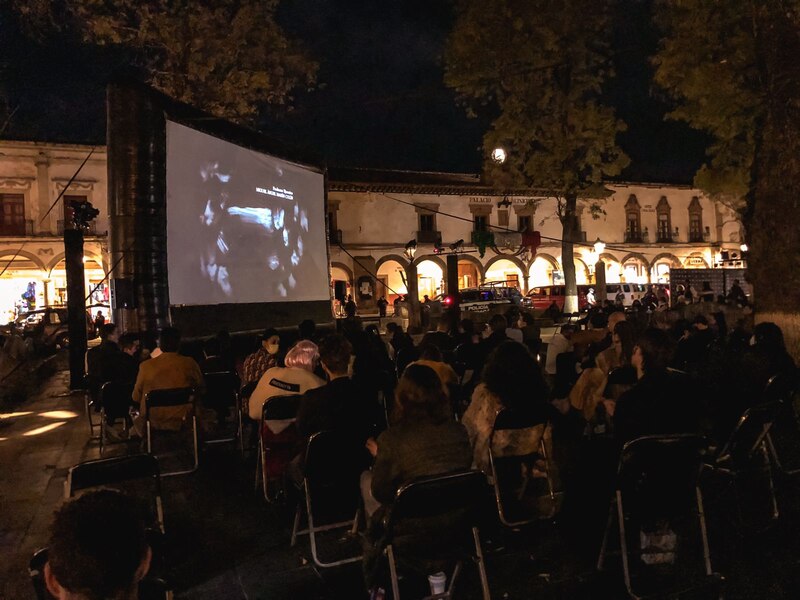 Cine al aire libre en la plaza del pueblo