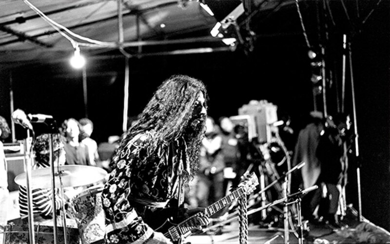 Jimi Hendrix tocando la guitarra en un concierto
