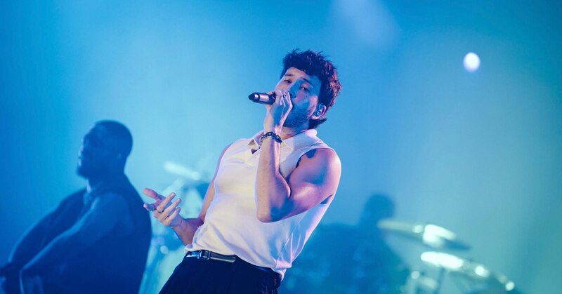 Maluma cantando en concierto
