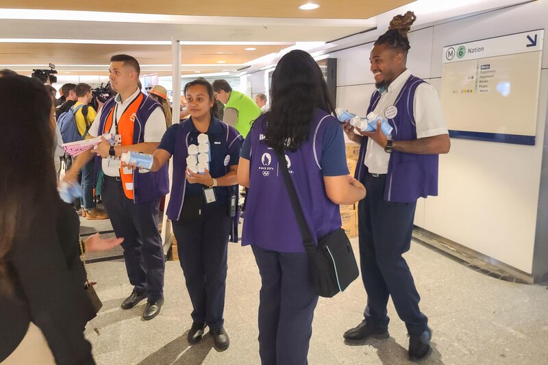 Voluntarios reparten productos de higiene personal a personas sin hogar en París